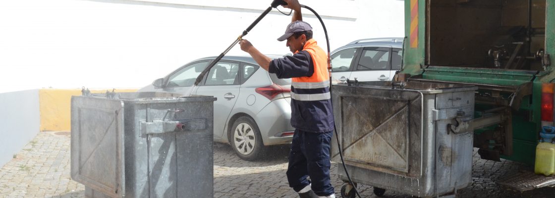 Município de Avis procede à limpeza de contentores de resíduos sólidos urbanos em todo o conc...