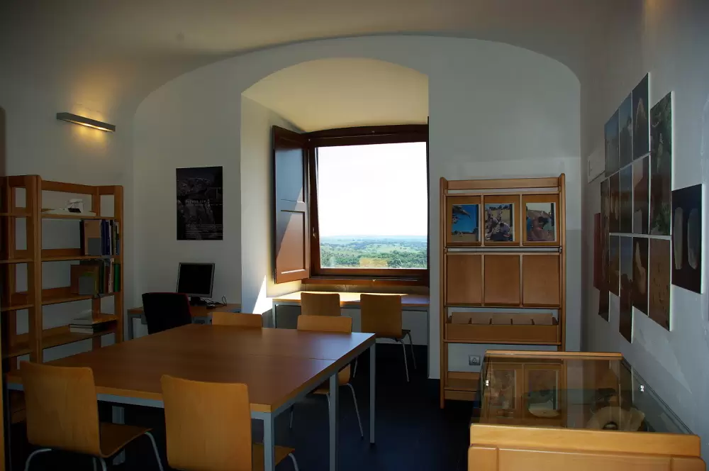 Centro_de_Arqueologia_de_Avis_-_Biblioteca